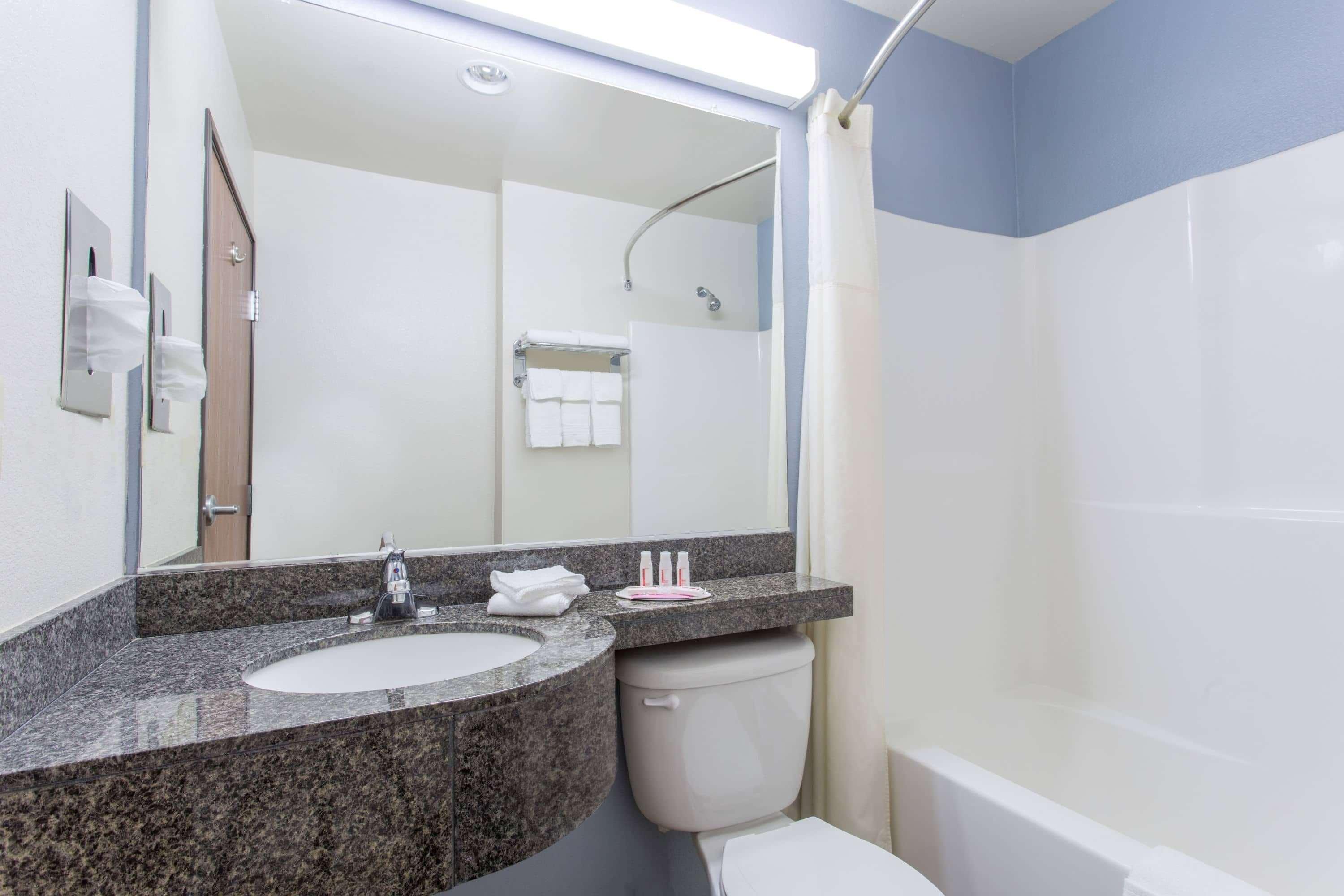 Microtel Inn & Suites By Wyndham Klamath Falls Bagian luar foto