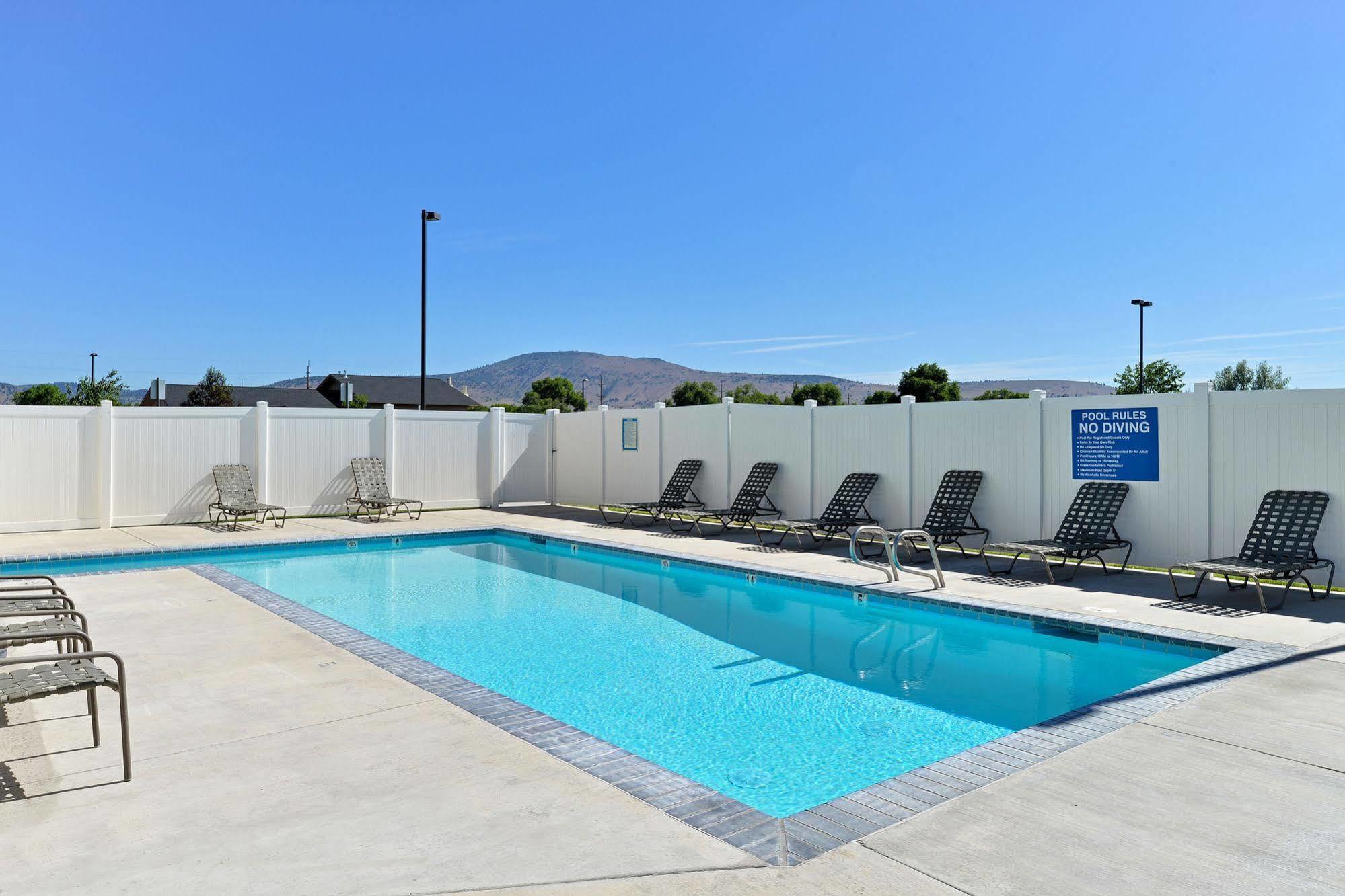 Microtel Inn & Suites By Wyndham Klamath Falls Bagian luar foto